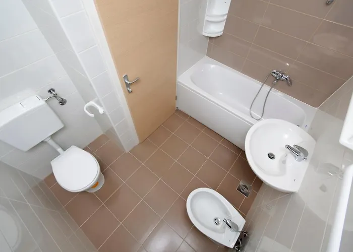 West 마카르스카